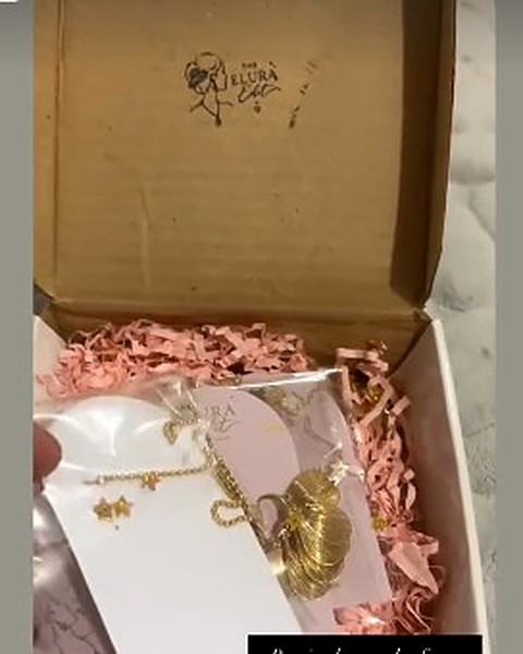 Customer unboxing The Elura Edit order